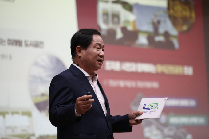 주광덕 남양주시장이 21일 열린 민선8기 3주년 기자회견에서 시정성과와 향후 비전에 대해 설명하고 있다. /사진=김동우 기자