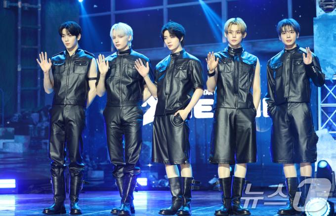 그룹 투모로우바이투게더(TXT,TOMORROW X TOGETHER) 수빈(왼쪽부터)과 휴닝카이, 범규, 연준, 태현이 21일 오후 서울 동대문구 경희대학교 서울캠퍼스 평화의전당에서 가진 정규 4집 '별의 장: TOGETHER' 발매 기념 쇼케이스에서 포즈를 취하고 있다. 2025.7.21/뉴스1 ⓒ News1 권현진 기자