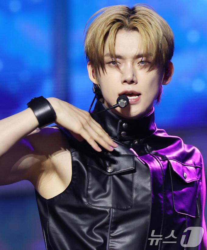 그룹 투모로우바이투게더(TXT,TOMORROW X TOGETHER) 연준이 21일 오후 서울 동대문구 경희대학교 서울캠퍼스 평화의전당에서 가진 정규 4집 '별의 장: TOGETHER' 발매 기념 쇼케이스에서 타이틀곡 'Beautiful Strangers(뷰티풀 스트레인저스)'를 열창하고 있다. 2025.7.21/뉴스1 ⓒ News1 권현진 기자