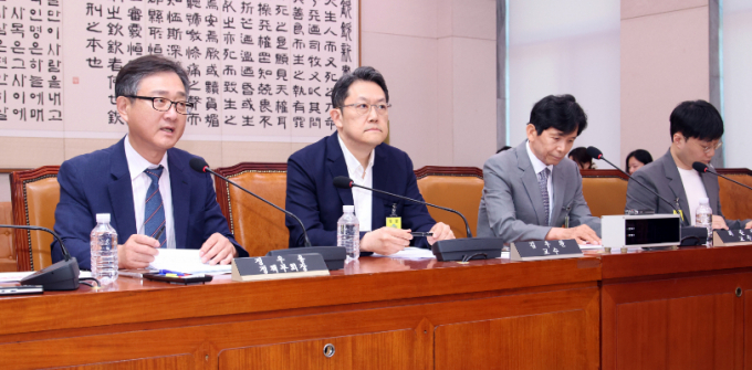 정우용 한국상장회사협의회 정책부회장(맨 왼쪽)이 지난 11일 오후 서울 여의도 국회에서 열린 법제사법위원회 법안심사제1소위원회 상업개정안 관련 공청회에서 진술인 발언을 하고 있다. 왼쪽부터 정 부회장, 김우찬 고려대학교 경영대학 교수, 최준선 성균관대학교 법학전문대학원 명예교수, 윤태준 주주행동플랫폼 액트 기업지배구조연구소 소장. /사진=뉴시스