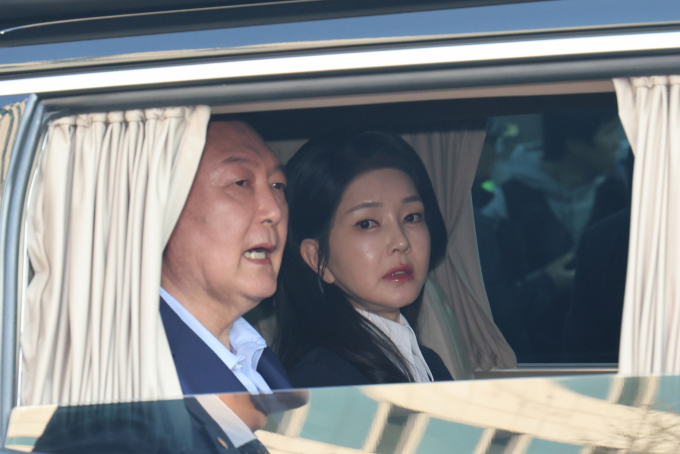  김건희 여사의 각종 의혹을 수사하는 김건희 특검팀(특별검사 민중기)이 윤석열 전 대통령 부부 직접 조사에 나선다.사진은 지난 4월 헌법재판소 파면 결정 후 일주일 만에 서울 용산구 한남동 대통령 관저를 떠난 윤석열 전 대통령과 김건희 여사. /사진=뉴스1