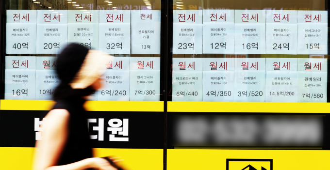 서울 시내의 한 공인중개사무소에 전·월세 안내문이 붙여져 있다.   /사진=뉴스1