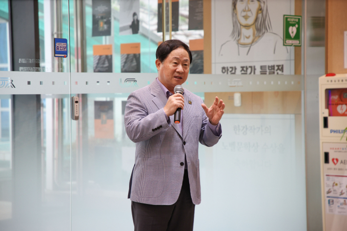 주광덕 남양주시장이 21일 오전 시청에서 '2025 청소년 국제교류단' 출국 환송회를 열고 청소년들을 격려하고 있다. /사진제공=남양주시
