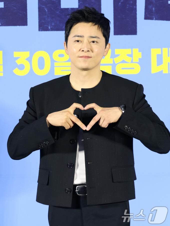 배우 조정석이 30일 오전 서울 용산구 CGV 용산아이파크몰에서 진행된 영화 '좀비딸'(감독 필감성)의 제작보고회에서 포즈를 취하고 있다. '좀비딸'은 이 세상 마지막 남은 좀비가 된 딸을 지키기 위해 극비 훈련에 돌입한 딸바보 아빠의 코믹 드라마다. 2025.6.30/뉴스1 ⓒ News1 권현진 기자