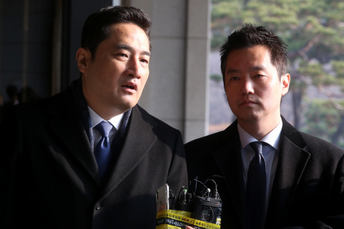 검찰이 이재명 대통령에 관해  허위 사실을 유포한 혐의로 재판에 넘겨진 가로세로연구소(가세연) 강용석 변호사, 김세의 대표에게 각각 징역형을 구형했다. 사진은 2019년 12월9일 강용석 변호사(왼쪽), 김세의 전 mbc 기자가 가수 김건모 성폭행 의혹 관련 고소장을 제출하기 앞서 서울 서초구 서울중앙지방검찰청에서 취재진의 질문을 답하는 모습. /사진=머니투데이