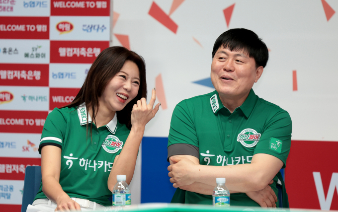 지난 시즌 준우승팀 우리금융캐피탈 등 5구단이 유력한 우승 후보로 SK렌터카를 꼽았다. 사진은 21일 경기 고양 PBA스타디움에서 열린 PBA팀리그 미디어데이 행사에 참석한 하나카드 김가영(왼쪽)과 김병호의 모습. /사진=프로당구협회(PBA) 제공