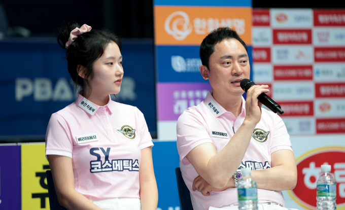 에스와이 등 4팀은 여성 선수 운영에 대한 각기 다른 입장을 내놨다. 사진은 21일 경기 고양 PBA스타디움에서 열린 PBA팀리그 미디어데이 행사에 참석한 에스와이 한지은(왼쪽)과 황득희의 모습. /사진=프로당구협회(PBA) 제공