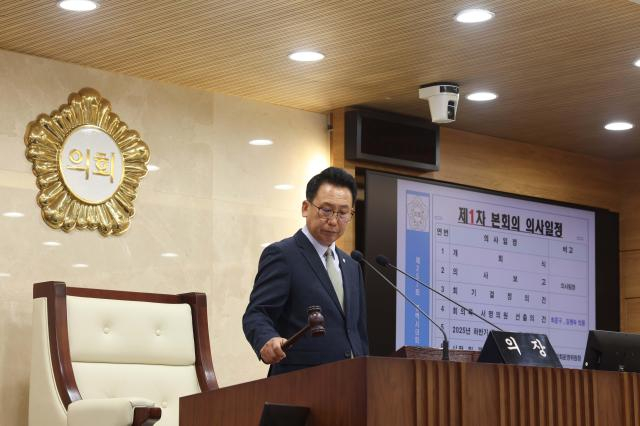 강정구 평택시의회 의장이 21일 제257회 임시회 제1차 본회의에서 의사봉을 타봉하고 있다. /사진=평택시의회