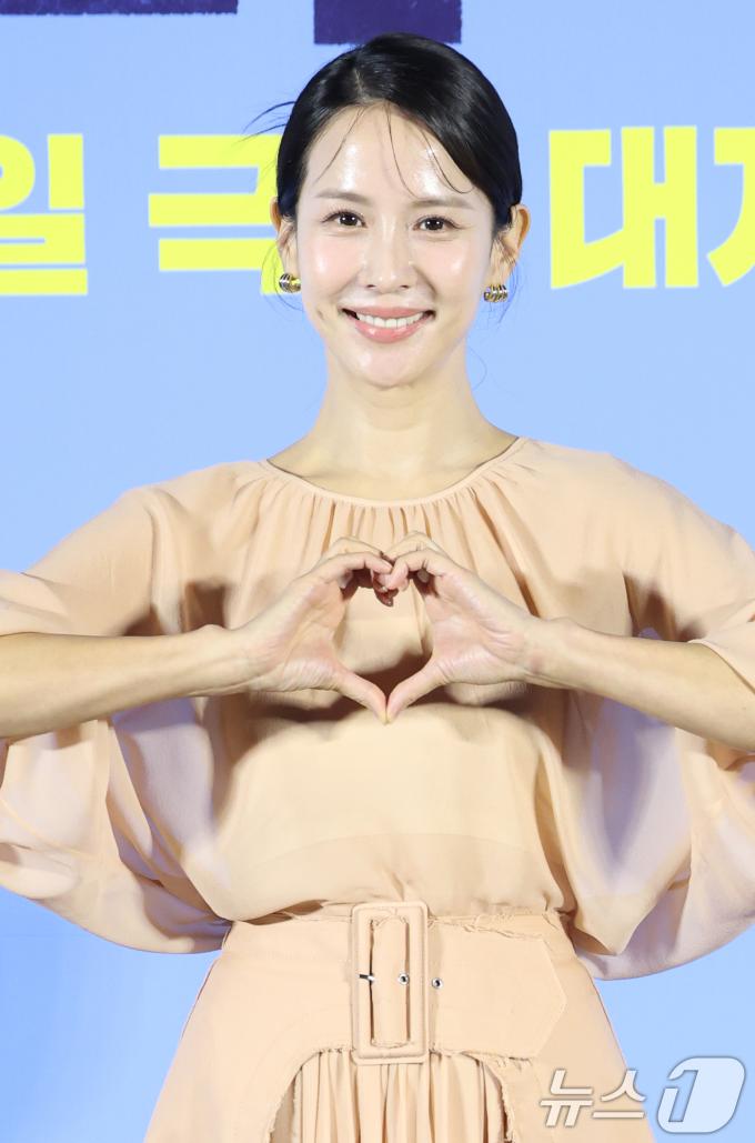 배우 조여정이 30일 오전 서울 용산구 CGV 용산아이파크몰에서 진행된 영화 '좀비딸'(감독 필감성)의 제작보고회에서 포즈를 취하고 있다. '좀비딸'은 이 세상 마지막 남은 좀비가 된 딸을 지키기 위해 극비 훈련에 돌입한 딸바보 아빠의 코믹 드라마다. 2025.6.30/뉴스1 ⓒ News1 권현진 기자