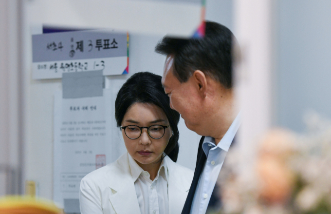 김건희 특별검사팀(민중기 특별검사)이 김씨 일가 집사로 불리는 김예성씨 배우자 정모씨를 소환했다. 사진은 지난달 3일 서울 서초구 원명초등학교에 마련된 서초구 제3투표소에서 투표를 하기 위해 줄을 선 윤석열 전 대통령과 김건희 여사. /사진=뉴스1