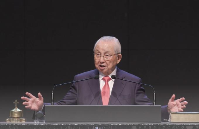 극동방송 이사장 김장환 목사가  지난 20일 수원 영통구 원천침례교회에서 열린 주일예배에서 설교하고 있다. ( 원천침례교회 설교영상 갈무리)
