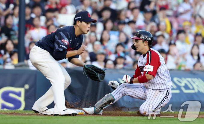 20일 오후 서울 송파구 잠실야구장에서 열린 프로야구 '2025 신한 SOL뱅크 KBO 리그' 롯데 자이언츠와 LG트윈스의 경기에서 5회말 LG 공격 2사 주자 없는 상황 신민재가 안타를 치고 3루에 안착하고 있다. 2025.7.20/뉴스1 ⓒ News1 이승배 기자