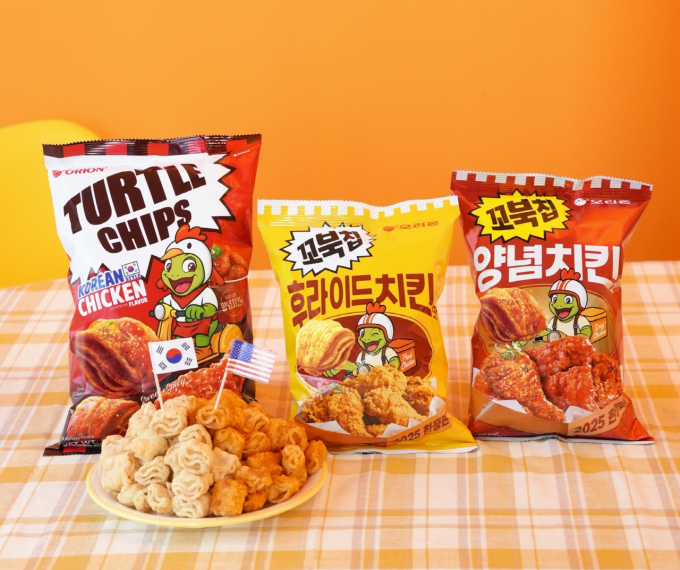 오리온 ‘꼬북칩 양념치킨맛’(국내·해외)과 ‘꼬북칩 후라이드치킨맛’(국내) 제품. /사진=오리온