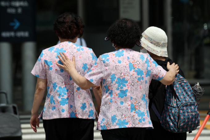 손해보험사들이 간병인 사용일당 특약 가입 문턱을 속속 높이고 있다. 사진은 지난해 8월7일 오후 서울 종로구 서울대병원에서 서울대병원 측에 간병협약 원상복구, 무료 간병소개소 운영을 촉구하는 기자회견을 마치고 발걸음을 옮기고 있는 간병사들 모습. 사진은 기사 내용과 직접적인 관련이 없음./사진=뉴스1 이승배 기자