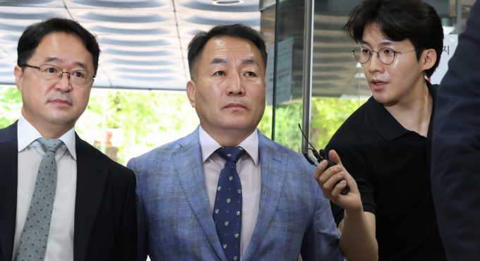  'VIP 격노'를 전달받은 것으로 지목된 김계환 전 해병대사령관이 22일 영장실질 심사 차 법원에 출석했다. '윤석열 전 대통령 격노설'에 대한 위증 혐의를 받는 김계환 전 해병대사령관이 22일 서울중앙지방법원에서 열린 영장실질심사(구속 전 피의자 심문)에 출석하고 있다. /사진=뉴스1