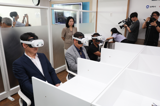 22일 개소식에 참여한 홍태용 김해시장(사진 좌측에서 두번째) 등 관계자들이 VR체험을 하고 있는 모습./사진=김해시