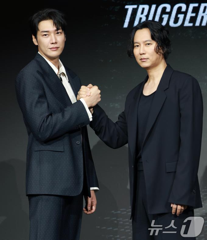 배우 김영광과 김남길(오른쪽)이 22일 오전 서울 마포구 호텔 나루 서울 엠갤러리에서 열린 넷플릭스 시리즈 '트리거' 제작발표회에 참석해 포즈를 취하고 있다. '트리거'는 대한민국에서 출처를 알 수 없는 불법 총기가 배달되고 총기 사건이 끊임없이 발생하는 가운데 각자의 이유로 총을 든 두 남자의 이야기를 그린 총기 액션 재난 스릴러다. 2025.7.22/뉴스1 ⓒ News1 권현진 기자