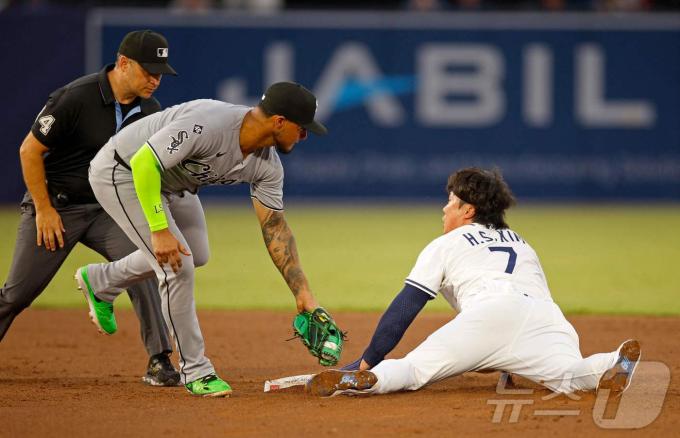 도루하는 김하성(오른쪽).ⓒ AFP=뉴스1