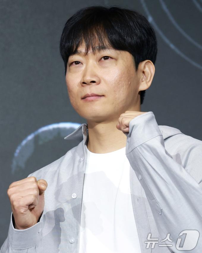 권오승 감독이 22일 오전 서울 마포구 호텔 나루 서울 엠갤러리에서 열린 넷플릭스 시리즈 '트리거' 제작발표회에 참석해 포즈를 취하고 있다. '트리거'는 대한민국에서 출처를 알 수 없는 불법 총기가 배달되고 총기 사건이 끊임없이 발생하는 가운데 각자의 이유로 총을 든 두 남자의 이야기를 그린 총기 액션 재난 스릴러다. 2025.7.22/뉴스1 ⓒ News1 권현진 기자