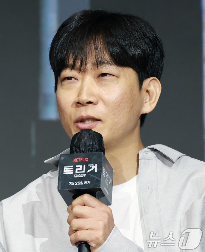 권오승 감독이 22일 오전 서울 마포구 호텔 나루 서울 엠갤러리에서 열린 넷플릭스 시리즈 '트리거' 제작발표회에 참석해 인사말을 하고 있다. '트리거'는 대한민국에서 출처를 알 수 없는 불법 총기가 배달되고 총기 사건이 끊임없이 발생하는 가운데 각자의 이유로 총을 든 두 남자의 이야기를 그린 총기 액션 재난 스릴러다. 2025.7.22/뉴스1 ⓒ News1 권현진 기자