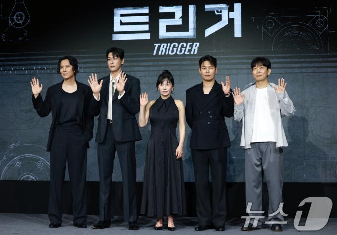 배우 김남길(왼쪽부터)과 김영광, 길해연, 박훈, 권오승 감독이 22일 오전 서울 마포구 호텔 나루 서울 엠갤러리에서 열린 넷플릭스 시리즈 '트리거' 제작발표회에 참석해 포즈를 취하고 있다. '트리거'는 대한민국에서 출처를 알 수 없는 불법 총기가 배달되고 총기 사건이 끊임없이 발생하는 가운데 각자의 이유로 총을 든 두 남자의 이야기를 그린 총기 액션 재난 스릴러다. 2025.7.22/뉴스1 ⓒ News1 권현진 기자