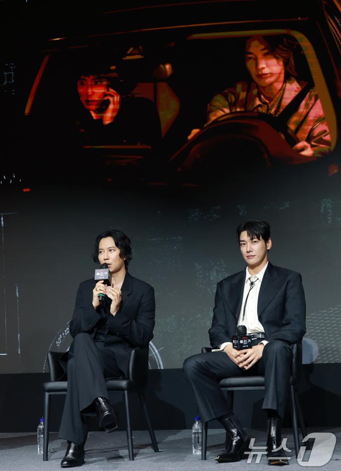 배우 김남길과 김영광(오른쪽)이 22일 오전 서울 마포구 호텔 나루 서울 엠갤러리에서 열린 넷플릭스 시리즈 '트리거' 제작발표회에 참석해 취재진 질문에 답하고 있다. '트리거'는 대한민국에서 출처를 알 수 없는 불법 총기가 배달되고 총기 사건이 끊임없이 발생하는 가운데 각자의 이유로 총을 든 두 남자의 이야기를 그린 총기 액션 재난 스릴러다. 2025.7.22/뉴스1 ⓒ News1 권현진 기자