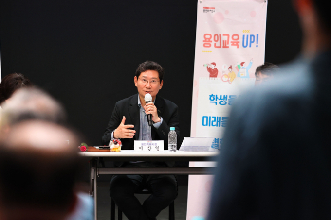 지난 15일 용인미디어센터에서 열린 학교장 간담회에 참석한 이상일 용인특례시장이 발언하고 있다. /사진제공=용인특례시
