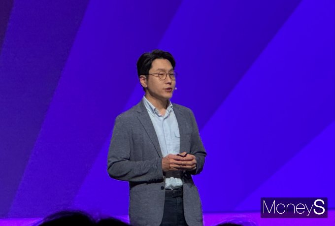22일 서울 강서구 마곡 LG사이언스파크에서 열린 'LG AI 토크 콘서트 2025'에서 임우형 LG AI연구원 공동 연구원장이 발표하고 있다. /사진=정연 기자