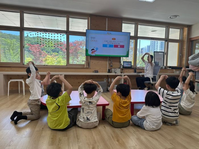 온종일 돌봄시설 교사가 학교돌봄터교실에서 아이들과 놀이 수업을 진행하고 있다. /사진제공=성남시 