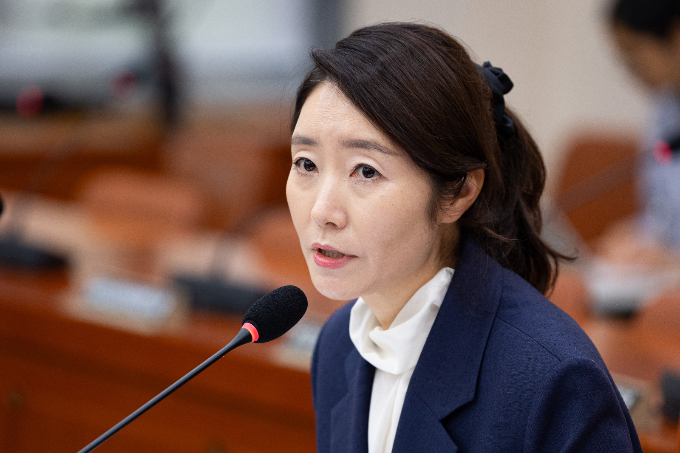 더불어민주당 측이 강선우 여성가족부 장관 후보자 임명 수순이 진행되자 엄호 태세에 돌입했다. 사진은 지난 14일 서울 여의도 국회에서 열린 인사청문회에 출석한 강 후보자. /사진=뉴스1