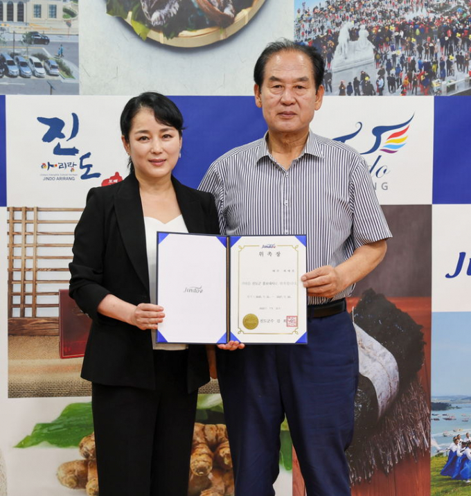 22일 진도군 홍보대사로 위촉된 최예진 배우가 김희수 진도군수(오른쪽)와 기념사진을 찍고 있다./진도군