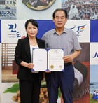 22일 진도군 홍보대사로 위촉된 최예진 배우가 김희수 진도군수(오른쪽)와 기념사진을 찍고 있다./진도군