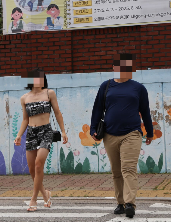 의정부고등학교 2025년도 졸업사진이 공개돼 화제다. 사진은 의정부고등학교 학생들이 방시혁과 과즙세연을 패러디한 모습. /사진=의정부고등학교 학생자치회 인스타그램 캡처