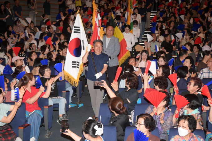 강기정 광주광역시장이 22일 오후 시청 대회의실에서 열린 ‘광주 2025 세계양궁선수권대회 시민 서포터즈 발대식’에 참석해 광주시양궁선수단과 함께 태극기 및 대회홍보기, 참여국가 국기 등을 들고 입장하고 있다./사진=광주시