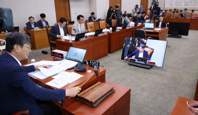 AI 디지털교과서의 법적 지위를 교육자료로 규정하는 초중등교육법 개정안이 22일 서울 여의도 국회 법제사법위원회 전체회의에서 통과 됐다. 이춘석 국회 법제사법위원회 위원장이 22일 서울 여의도 국회에서 열린 법제사법위원회 전체회의에서 의사봉을 두드리고 있다. /사진=뉴시스