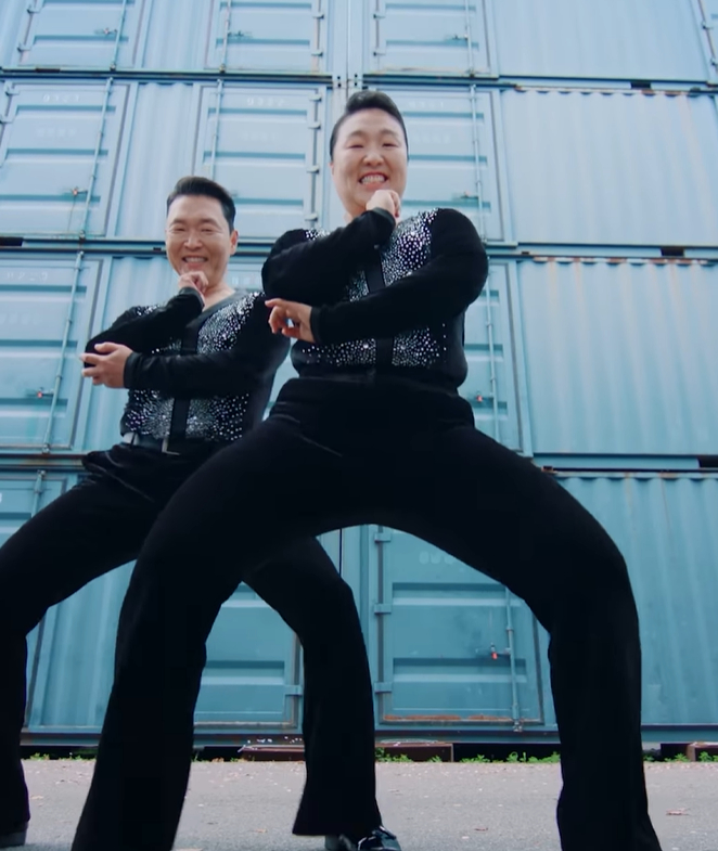 가수 싸이가 개그우먼 이수지에게 리매치를 요청하는 메신저 내용을 공개했다. 사진은 싸이(뒤)가 자신의 인스타그램에 올린 영상 캡처본. /사진=싸이 인스타그램 캡처