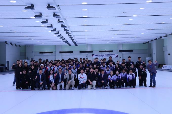 대한컬링연맹은 지난 21일 국가대표 진천선수촌 컬링장에서 진행된 2025 한국컬링선수권대회(믹스더블) 개막식이 성공적으로 개최됐다고 22일 밝혔다.(대한컬링연맹 제공)