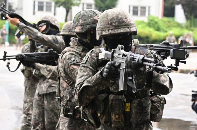지난 3일 군사분계선을 넘어온 북한 주민의 신병을 안전하게 확보한 군 장병들이 포상휴가를 받은것으로 알려졌다. 사진은 지난달 16일 경기 광명시 노온정수장에서 '2025 국가중요시설 테러대응 훈련'이 진행되고 있는 모습.  /사진=뉴시스