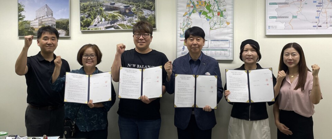 양주시가 지난 21일 시청에서 사회적경제 창업 오디션에서 선정된 2개 팀과 창업 지원을 위한 협약을 체결하고 있다. /사진제공=양주시
