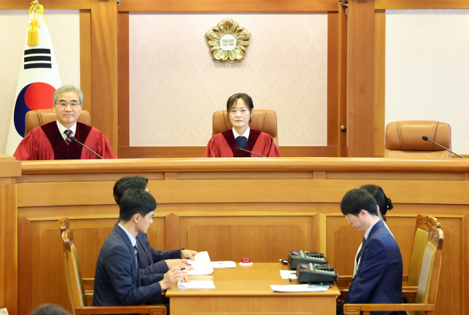 국회 측이 조지호 경찰청장에 대한 탄핵소추 사유 중 내란죄 부분을 철회한다고 밝혔다. 사진은 정정미(오른쪽), 조한창 헌법재판관이 22일 서울 종로구 헌법재판소 소심판정에서 열린 조 청장 탄핵심판 2차 변론준비기일에 자리한 모습. /사진=뉴시스