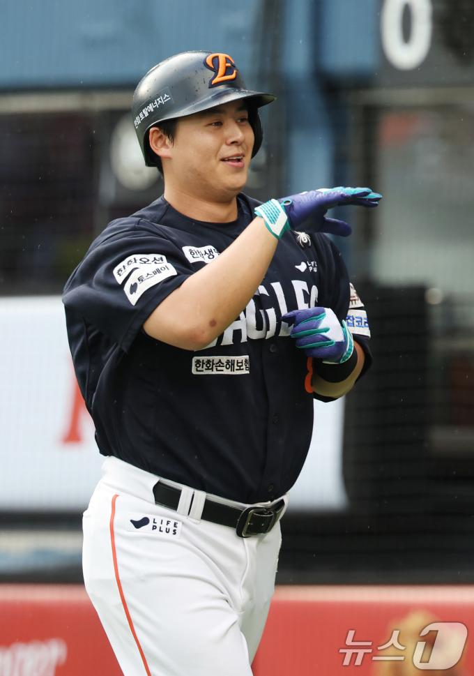 22일 서울 송파구 잠실야구장에서 열린 프로야구 '2025 신한 SOL뱅크 KBO 리그' 한화 이글스와 두산 베어스의 경기, 한화 노시환이 2회초 무사 선두타자로 나서 솔로홈런을 친 후 세리머니를 하고 있다. 2025.7.22/뉴스1 ⓒ News1 김성진 기자