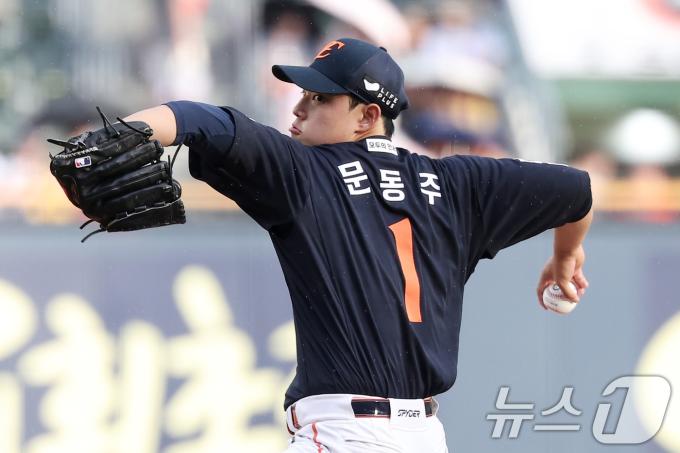 22일 서울 송파구 잠실야구장에서 열린 프로야구 '2025 신한 SOL뱅크 KBO 리그' 한화 이글스와 두산 베어스의 경기, 한화 선발 문동주가 역투하고 있다. 2025.7.22/뉴스1 ⓒ News1 김성진 기자