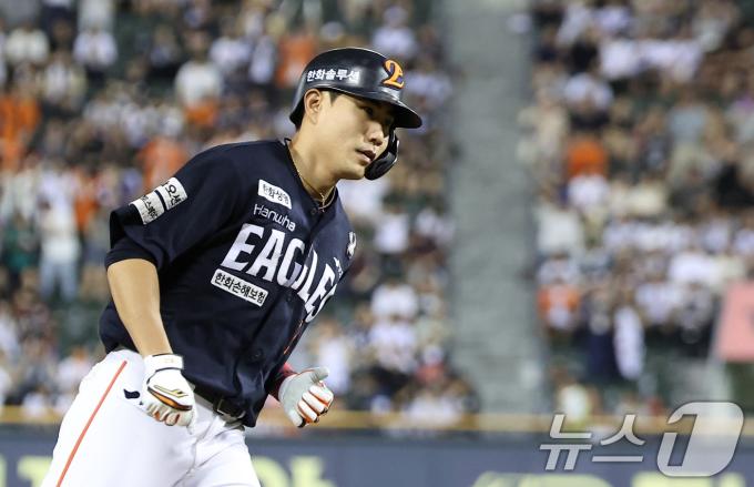 22일 서울 송파구 잠실야구장에서 열린 프로야구 '2025 신한 SOL뱅크 KBO 리그' 한화 이글스와 두산 베어스의 경기, 한화 심우준이 9회초 2사 솔로홈런을 터뜨린 후 그라운드를 돌고 있다. 2025.7.22/뉴스1 ⓒ News1 김성진 기자