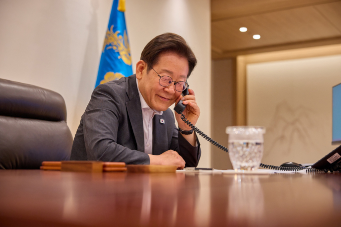 이재명 대통령이 지난 22일 타밈 빈 하마드 알 싸니 카타르 국왕과 첫 정상 통화를 갖고 에너지, 인프라 분야 뿐만아니라 AI·스포츠 등 다양한 분야에서의 협력을 강화해 나가는데 뜻을 함께 했다. 사진은 지난 22일 이재명 대통령이 서울 용산 대통령실 청사에서 타밈 빈 하마드 알 싸니 카타르 국왕과 통화하고 있는 모습. /사진=뉴시스(대통령실 제공)