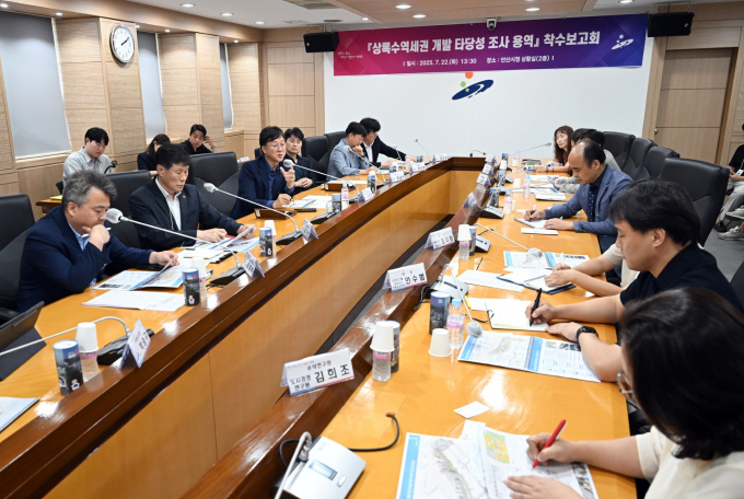 이민근 시장이 22일 열린‘상록수역세권 개발 타당성 조사 용역’ 착수보고회에서 개발사업의 중요성을 강조하고 있다. /사진제공=안산시