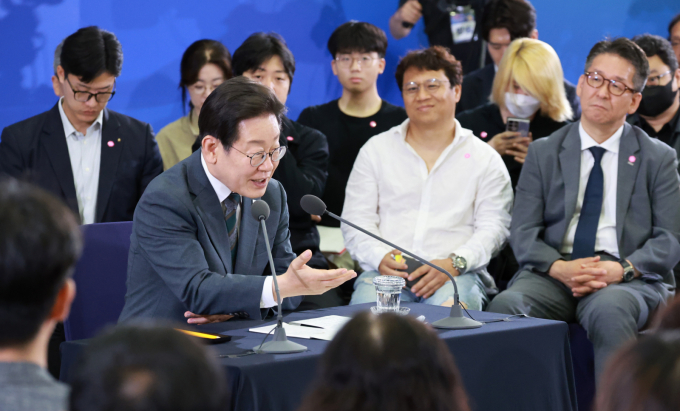이재명 대통령이 오는 25일 부산 타운홀 미팅을 개최하고 부산 시민들의 소리를 경청한다. 사진은 지난 4일 이재명 대통령이 대전컨벤션센터에서 열린 '충청에서 듣다, 충청 타운홀 미팅'에서 발언하고 있는 모습. /사진=뉴시스(대통령실통신사진기자단)