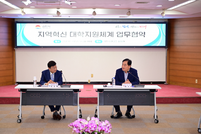 김천시는 22일 동양대학교와 철도 분야 인재 양성 및 산업 생태계 조성을 위한 업무협약을 체결했다(사진 오른쪽 배낙호 김천시장)/사진제공=김천시