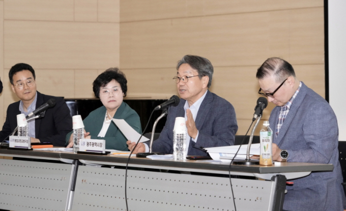 강기정 광주광역시장(오른쪽 두번째)이 22일 오후 광주교통문화연수원에서 열린 ‘택시요금 현실화를 위한 광주시민 공청회’에 참석해 참석자들과 택시요금 적정 산정 용역 결과를 공유한 뒤 의견을 나누고 있다./사진=광주시