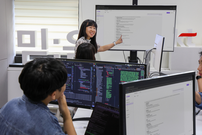 KT가 전 국민의 인공지능(AI) 접근성을 높이고 공공 분야 AI 전환을 선도하기 위해 정부의 '독자적인 AI 파운데이션 모델 개발 프로젝트'에 공식 참여를 선언했다.사진은 KT 기술혁신부문 연구원들이 서울 서초구 소재 KT우면연구센터에서 믿:음 2.0을 테스트하고 있는 모습. /사진=KT제공