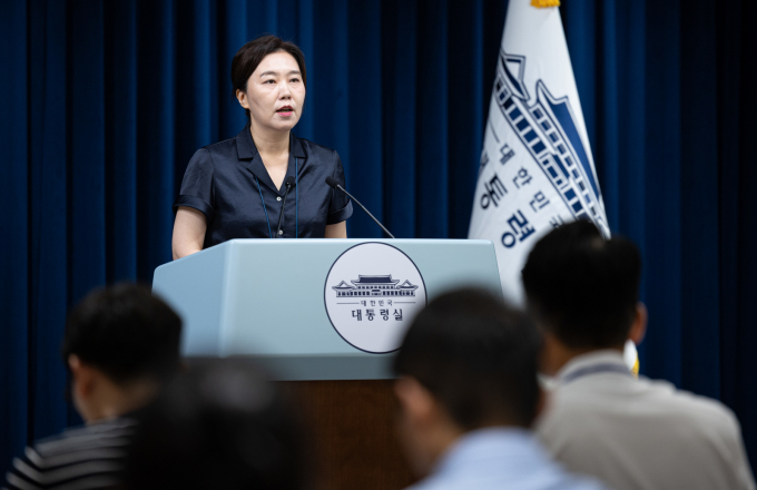 대통령실이 소비쿠폰을 재판매하거나 현금화하는 등 불법적인 부정 유통에 대해 경고했다. 사진은 지난 22일 강유정 대통령실 대변인이 서울 용산 대통령실 청사에서 브리핑을 하고 있는 모습. /사진=뉴스1
